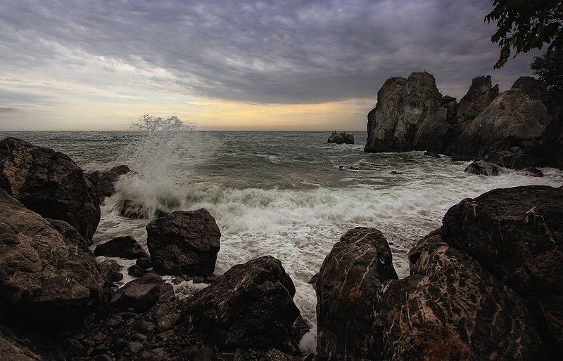 У брега штормовые волны...photo preview