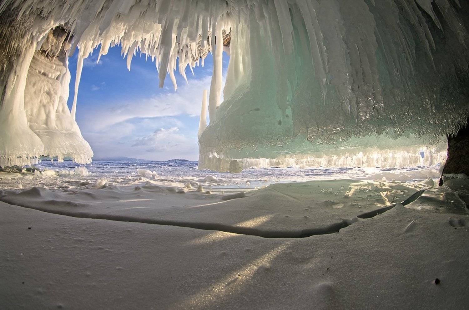 Я слышу звон хрустальный.... Автор: Екатерина (PhotoJourneys.ru) Васягина лед, грот, снег, байкал, зима, сосульки, Екатерина (PhotoJourneys.ru) Васягина