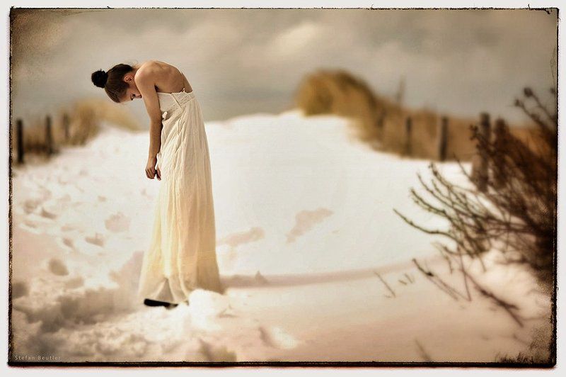 portrait, emotion, woman, frau, daylight, beach, strand, schnee. snow ein schoener tagphoto preview