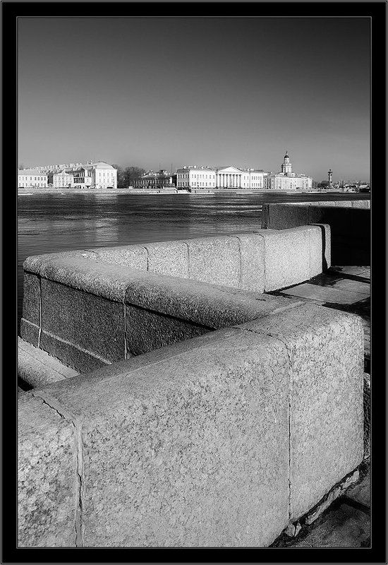 петербург, центр, нева, молния, чб Черно-белая контрастная питерская зарисовка о гранитной молнии, пронзающей невский просторphoto preview