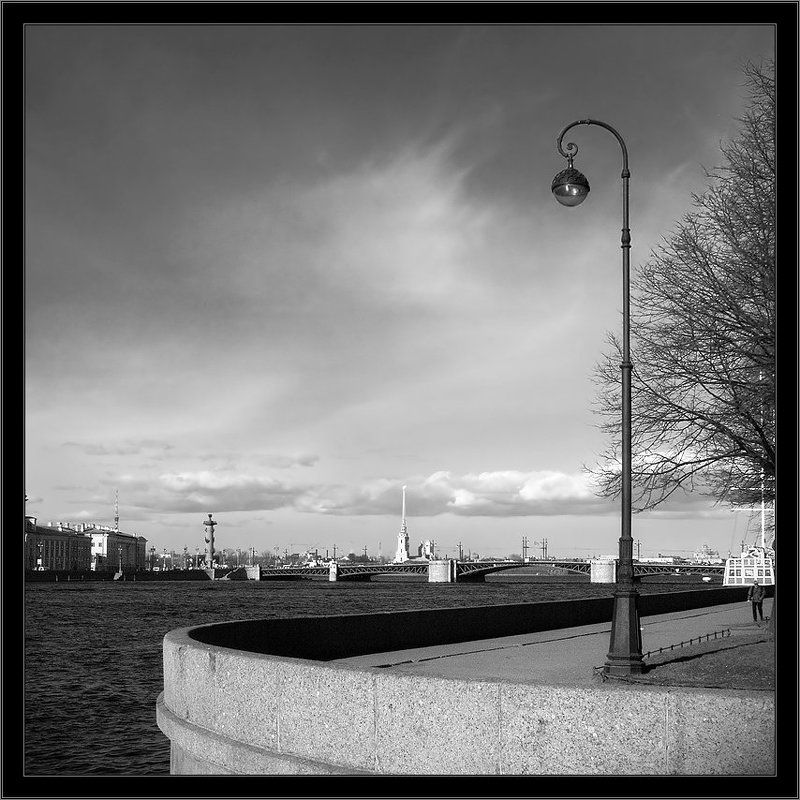 петербург, центр, нева, чб, квадрат Черно-белый питерский квадрат с классическим видом на Дворцовый мост со стороны Адмиралтейской набережнойphoto preview