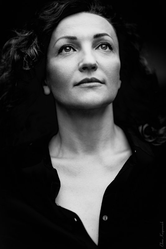 взрослая женщина, женский портрет, крупный план, чб Внутреннее достоинствоphoto preview