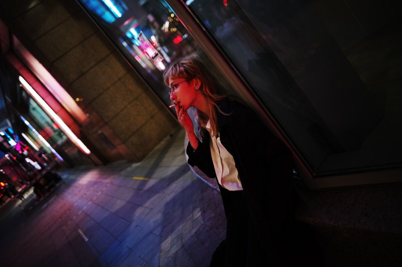 неон, реклама, курящая девушка ***photo preview