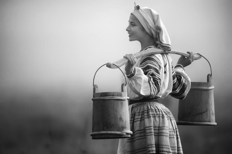 Дівчина з відрамиphoto preview