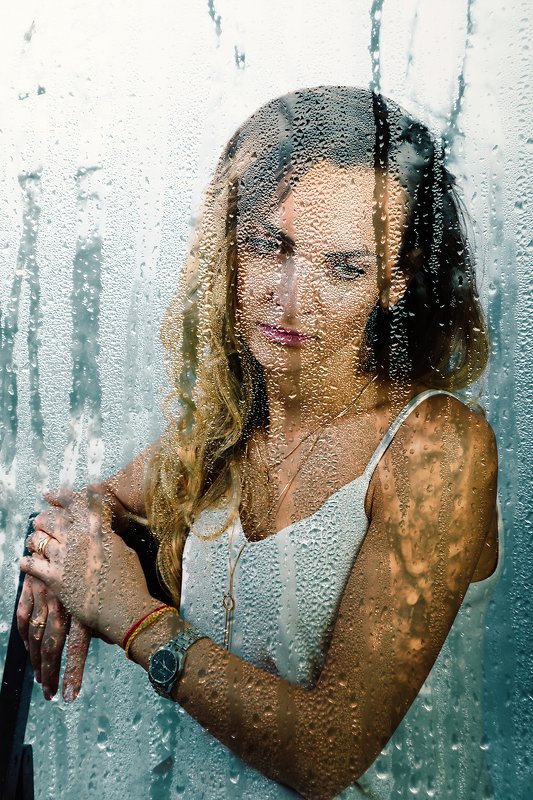 дождь, вода, струи, стекло, портрет, девушка, стиль, мода , красота Дождливый деньphoto preview