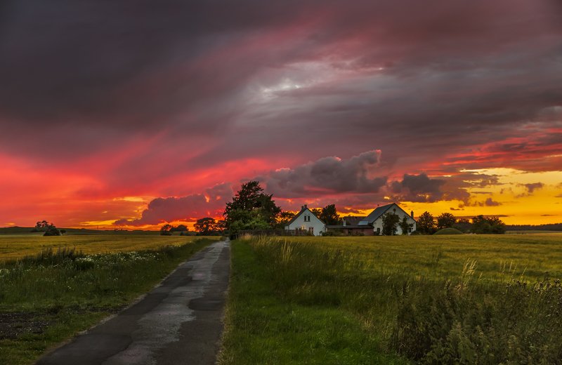 дания, деревня, закат, облака, дорога, поле, дома, Пламенный закат в деревне Лисбю. Дания.photo preview