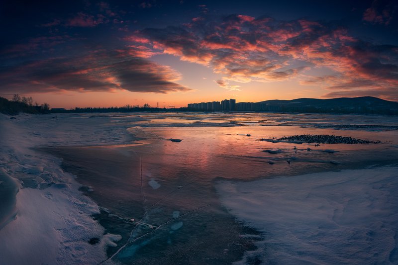 пейзаж, природа, рассвет, восход, зоря, облака, небо, дуга, багровые, красные, лед, снег, холод, мороз, енисей, красноярск, сибирь, путешествие, утро, зима, панорама, город, река Ветреное, ледяное, багровое, но все же доброе утроphoto preview