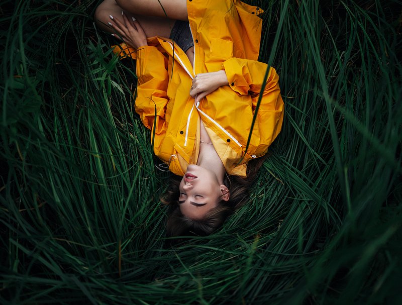 Контраст желтого дождевика и зеленой травыphoto preview