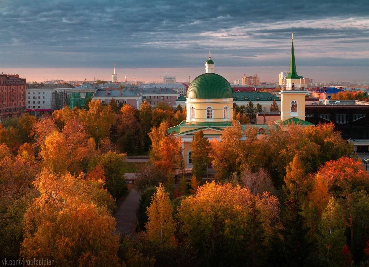 autumn, leaves, fall, yellow, orange, branch, landscape, garden, tree, cityscape, colorful, russia, omsk, siberia, осень, листопад, омск, россия, храм, церковь, религия, крыша, cathedral, church, orthodox, religion, urban exploration, Голубев Алексей