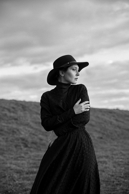 autumn, dramatic, portrait, bw, cold, black, hat, dress, model, wind, sunset autumnphoto preview
