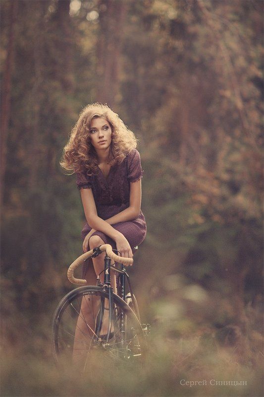 девушка на велосипедеphoto preview