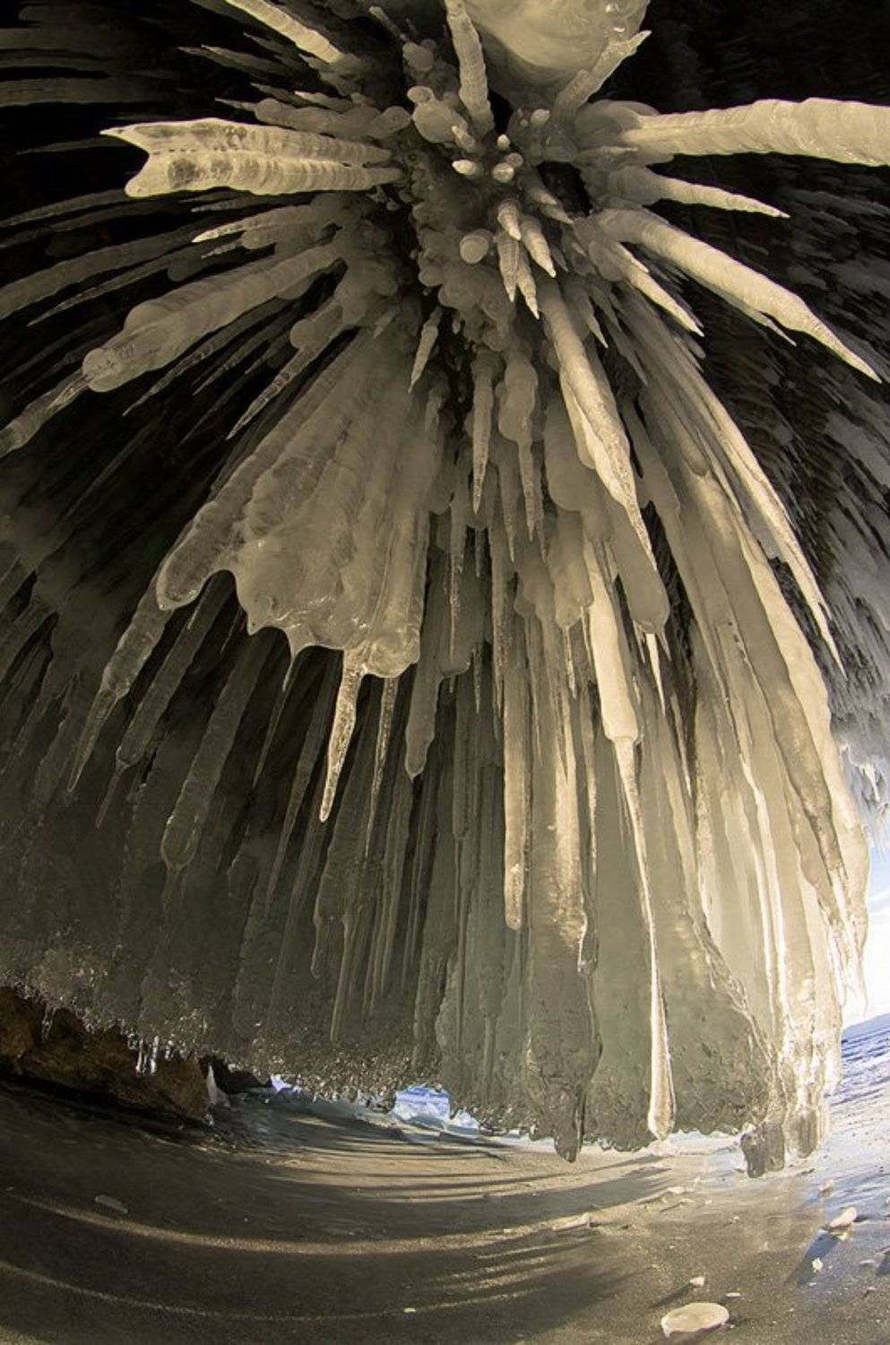 Ледяной цветок.... Автор: Екатерина (PhotoJourneys.ru) Васягина байкал, грот, лед, зима, сосульки, Екатерина (PhotoJourneys.ru) Васягина