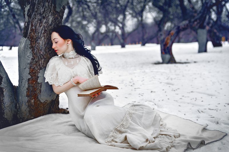 зима, портрет, постановочная фотография, книга, adult  outdoors  nature  dress  forest  beauty  female  people  woman  fashion  young woman  young adult Winterphoto preview
