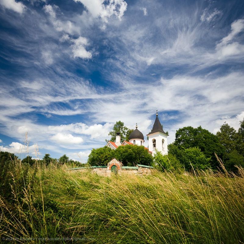 europe, russia, architecture, bell tower, church, cloud, cloudy, cupola, dome, grass, nature, panorama, plant, sky, summer, temple, village, бёхово, европа, поленово, россия, троицы живоначальной церковь, тульская область, архитектура, деревня, колокольня Троицкая церковь в яркий день середины лета/ Trinity chirch on a bright summer dayphoto preview