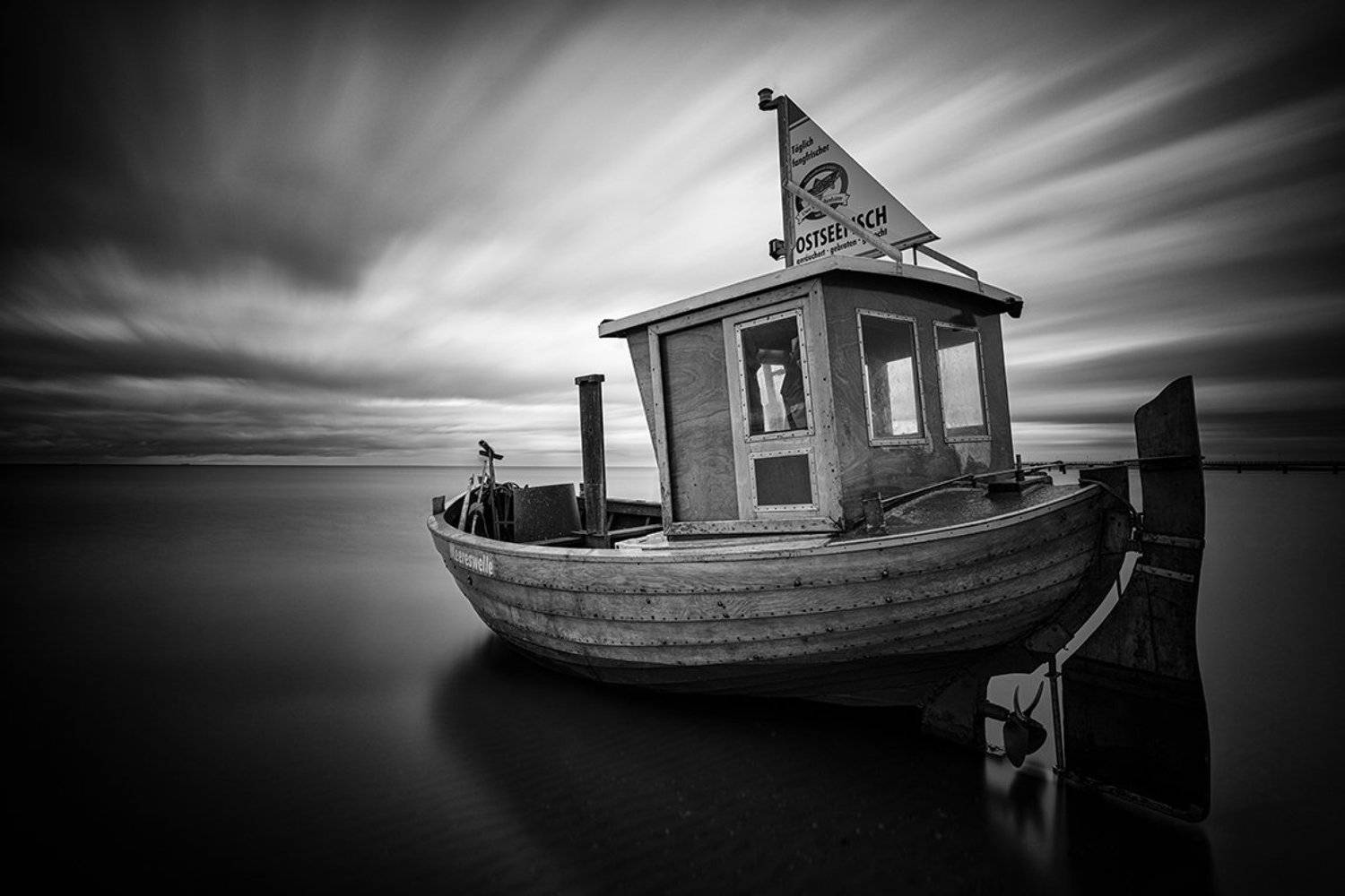 Abandoned fishing boat on the sea shore. Автор: Ondřej Tichý fishing boat, sea, black and white, sky, clouds, long exposure, Ondřej Tichý