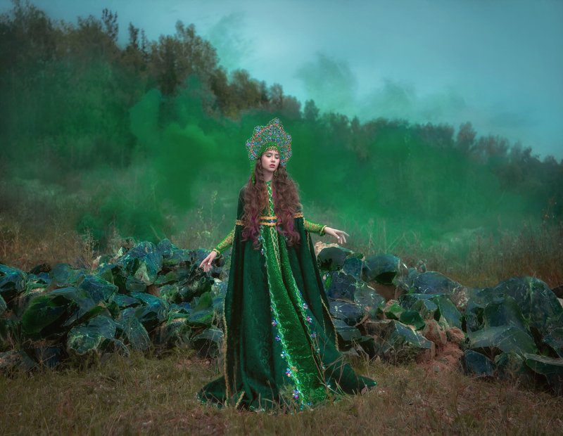 хозяйка медной горы, кокошник, сказка, портрет, женский портрет, костюм, платье, зелёный, стекло, дым, цветной дым, рукоделие, бусы Хозяйка медной горыphoto preview