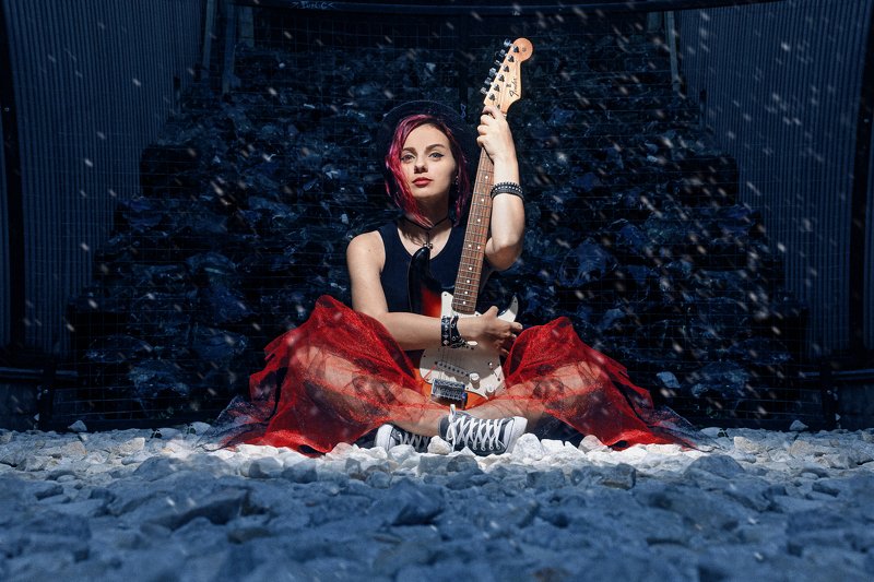 music  young woman  electric guitar  guitar  musical instrument  woman  female  plucking an instrument  outdoors  playing  string instrument  rock music  portrait гитара музыкант, девушка, музыка Gutar ladyphoto preview
