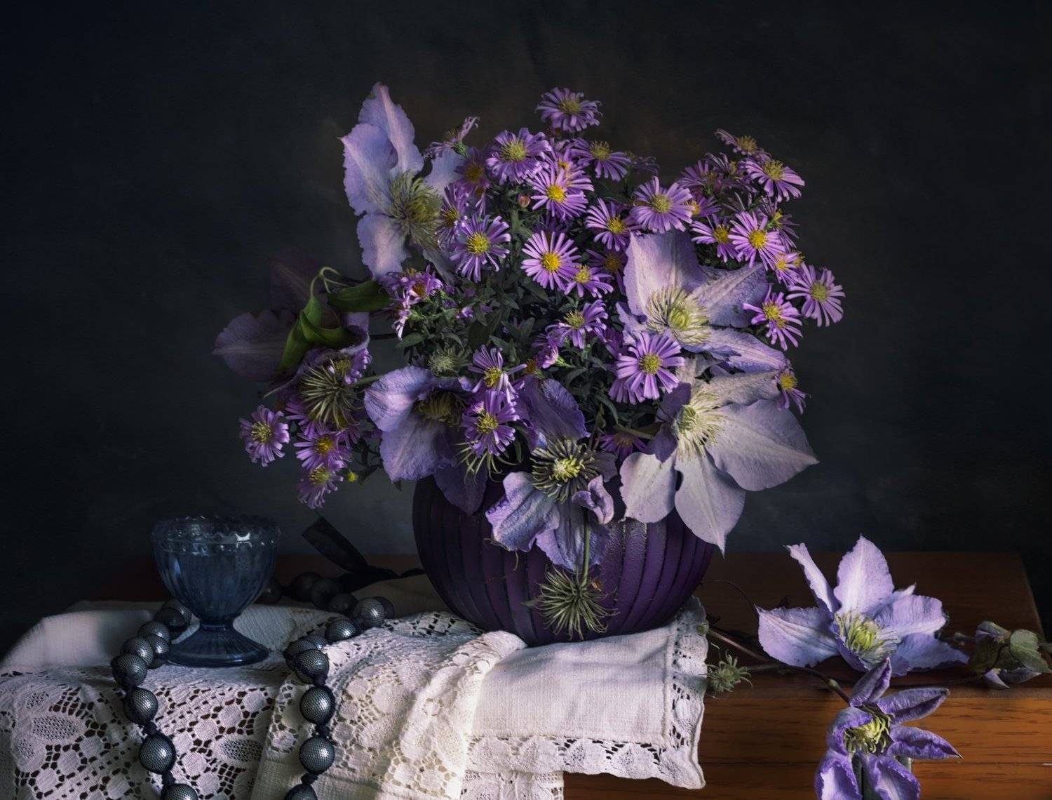букет цветов, клематисы. фиолетовый, синяя рюмка, бусы, Лионелла Зимина