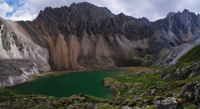 Горное озеро в истоках небольшой сибирской речушкиphoto preview