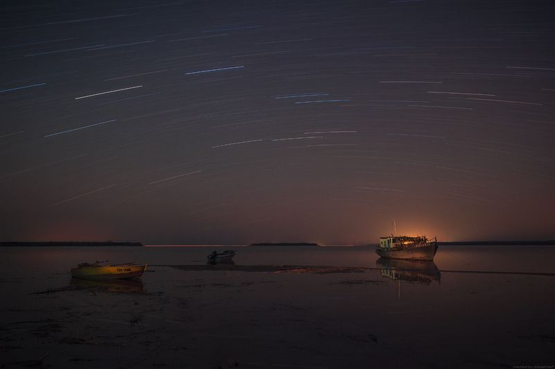 длинная выдержка, ночная съемка, звезды, вода, лодка, треки photo preview