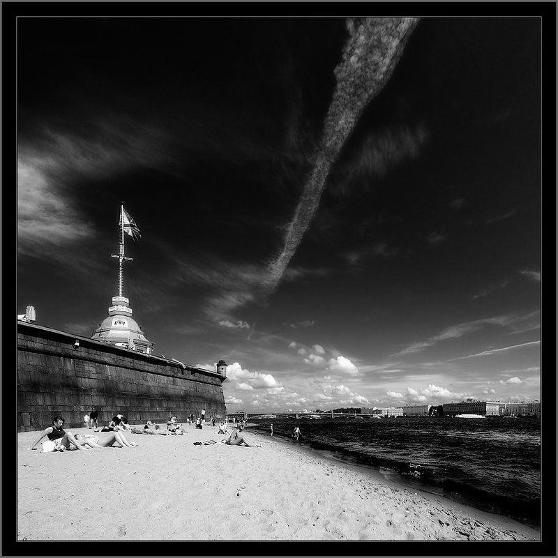 петербург, центр, петропавловка, нева, лето, чб, квадрат Черно-белый питерский жаркий позитивный квадрат с Петропавловкиphoto preview