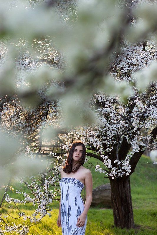 Девушка в цветущем садуphoto preview