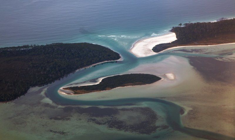 ... по пестрой отмели бежит и преломленный, и лазурный...photo preview