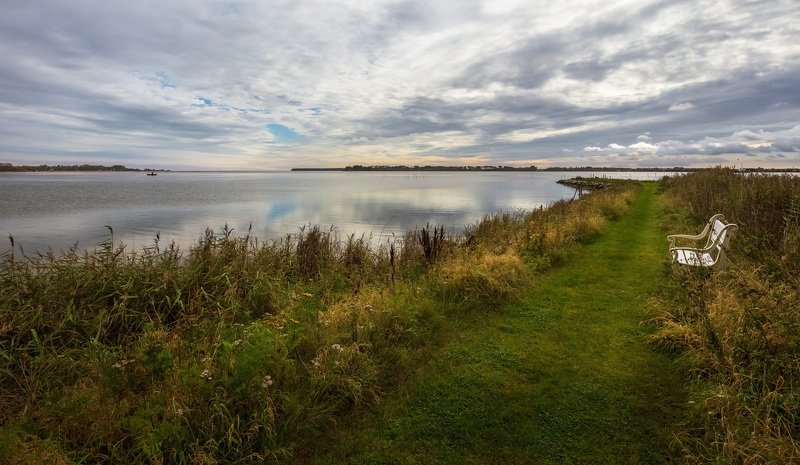 дания, деревня, скамейка, облака, море, лодочник, Посидим на берегу, посмотрим на лодочника.photo preview
