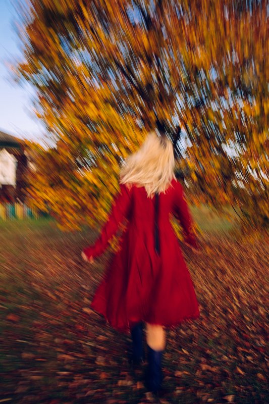 Девочка в красномphoto preview