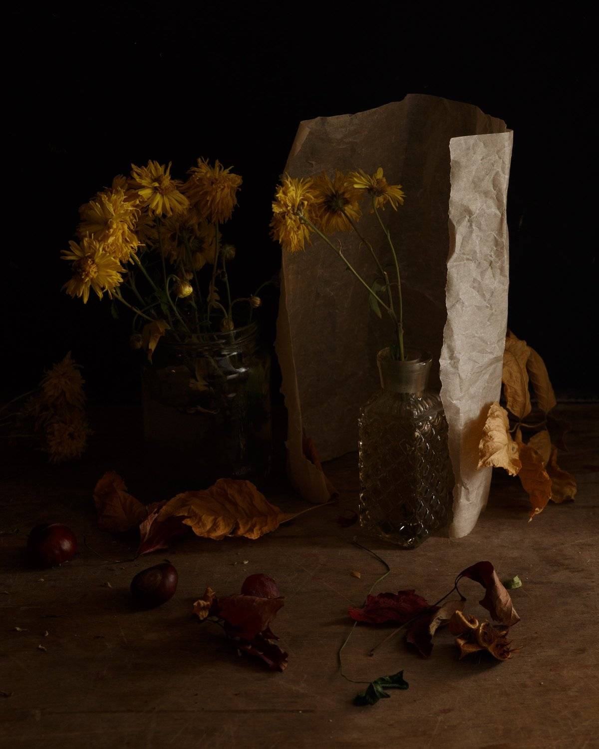 с желтыми хризантемами, которые шептались. Автор: Виктория , Виктория