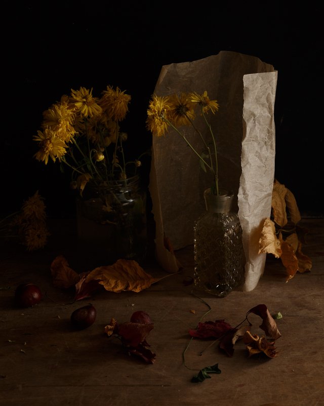 с желтыми хризантемами, которые шепталисьphoto preview