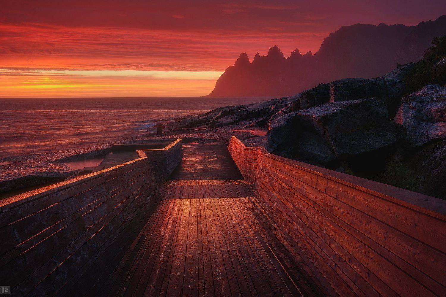 Художник и зонт. Автор: U-235 uranus235,nightphotoua,норвегия,norway,сенья,senja,tungeneset,остров,скалы,закат,тучи,море,камни,волны,зонтик,человек,доски,путешествие, U-235