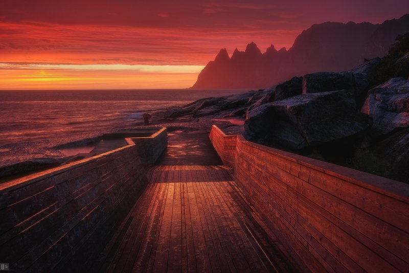 uranus235,nightphotoua,норвегия,norway,сенья,senja,tungeneset,остров,скалы,закат,тучи,море,камни,волны,зонтик,человек,доски,путешествие Художник и зонтphoto preview