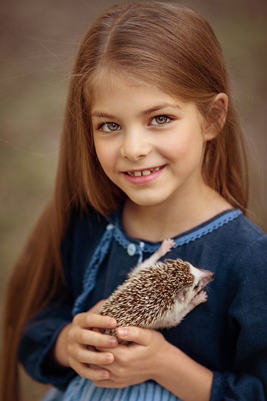 kid, children, childhood, pet, friends, friendship, animal, girl, charming, pretty, дети, девочка, детская фотосессия, детская фотография, children photography, летняя фотосессия, фотосессия с животными, еж, children photo, дети модели, дети модели москва Ксенияphoto preview
