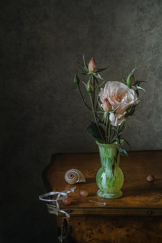 натюрморт, цветы, розы, виноград, ракушка Розы бледный шёлкphoto preview