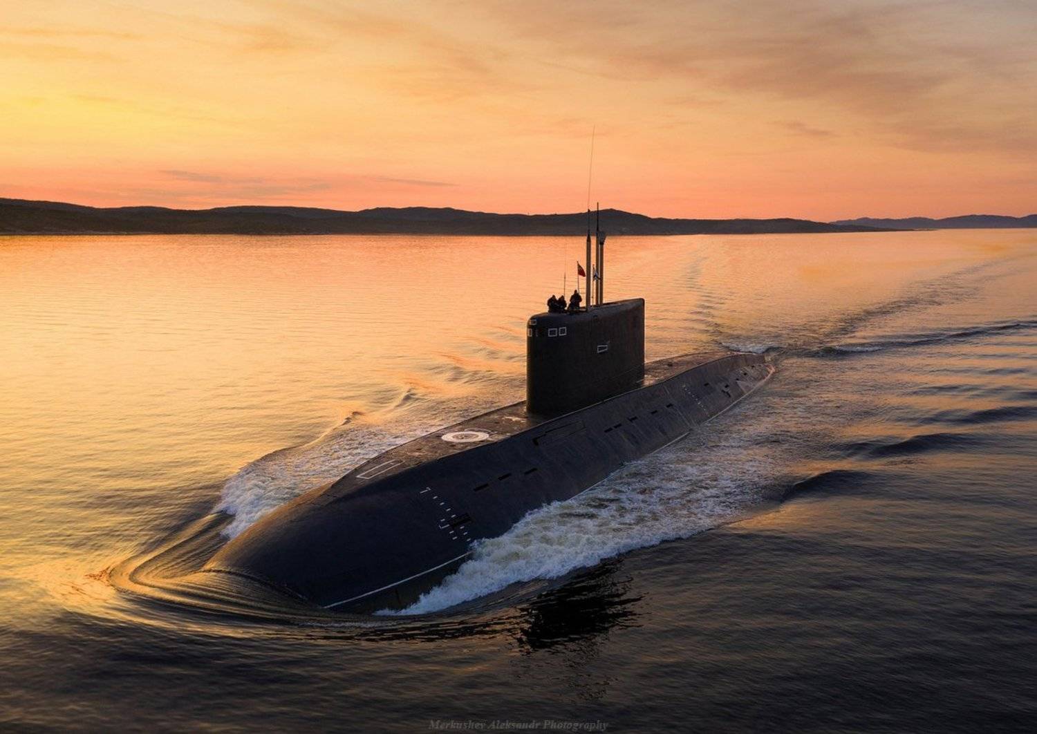 На закате. Автор: Меркушев Александр закат, заполярье, кольский залив, калуга, субмарина, Меркушев Александр