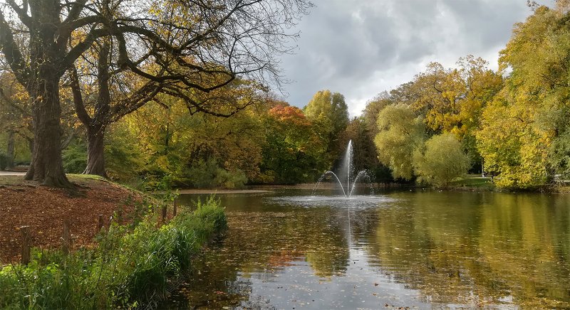 В осеннем паркеphoto preview