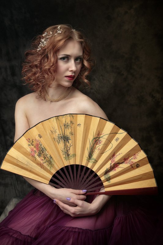 Девушка с веером и без...photo preview
