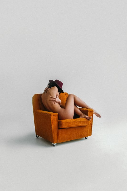 biocity, girl, chair, nude, naked, studio, model, модель, девушка, студия, not naked in the chairphoto preview