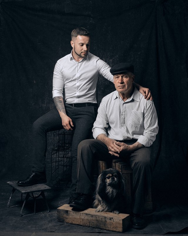 парный портрет, семейный, семья, дедушка, мужчина, внук, собака, монотонный, фон, классическая одежда Семейный портрет с дедомphoto preview