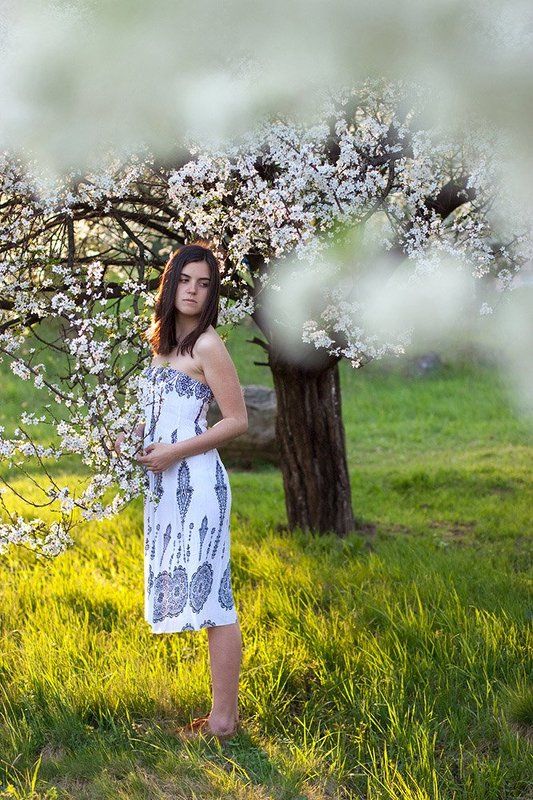 Девушка в цветущем садуphoto preview