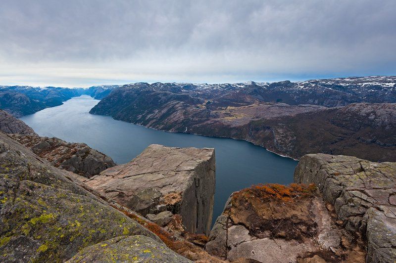 Скала Preikestolen над Lysefjordenphoto preview