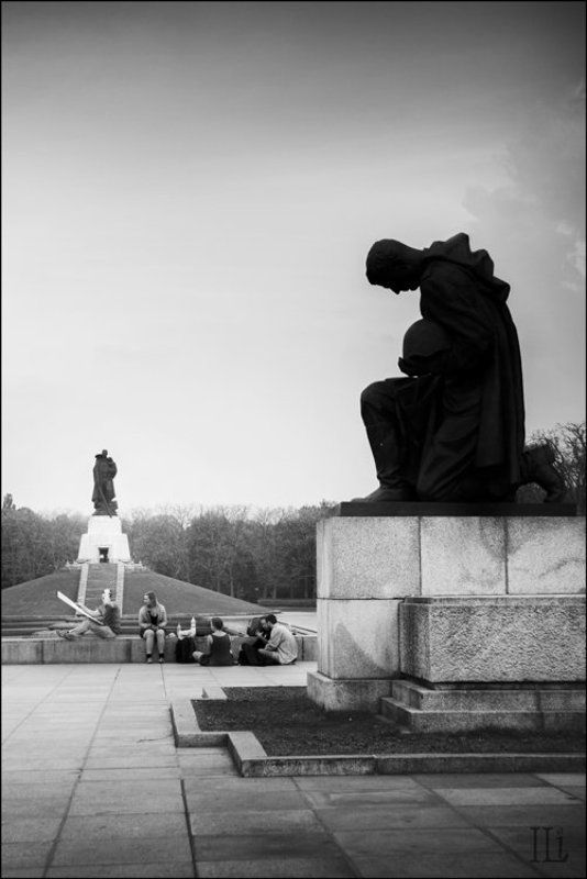 берлин, трептов-парк Немецкие студенты художники на пленэре в Трептов-паркеphoto preview