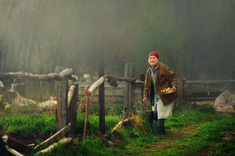 Старушка готовится к посадке лукаphoto preview