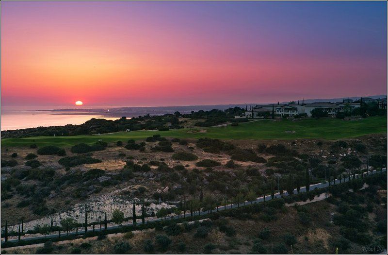 Пейзаж с закатом, полем для гольфа и дорогойphoto preview