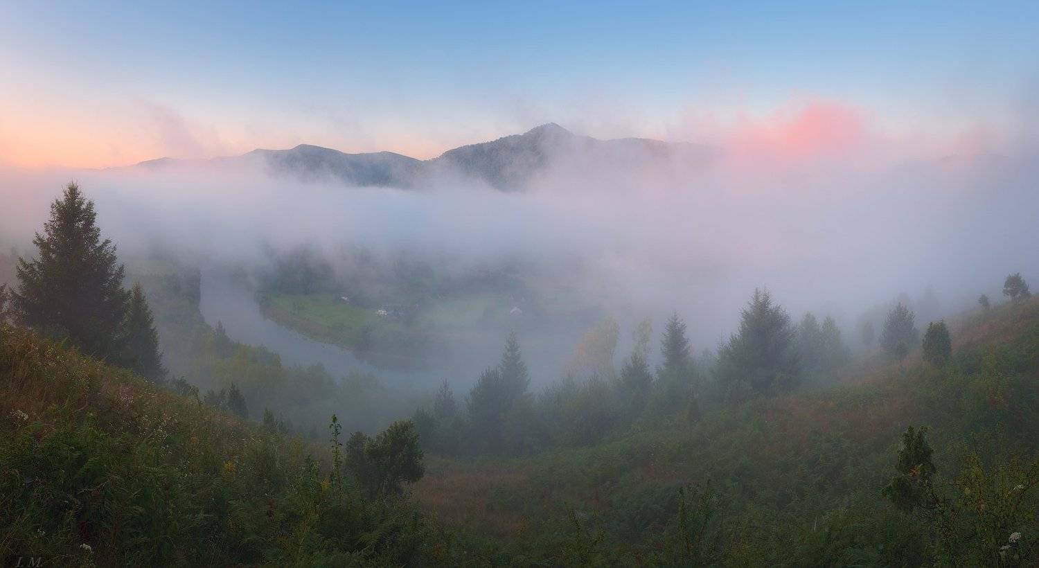 .. с первыми лучами света ... Автор: Ivan Maljarenko утро, рассвет, туман, горы, сколовские бескиды, река, стрий, пейзаж, свет, краски, панорама, лето, путешествие, dawn, morning, trees, river, striy, landscape, mountains, skolivski beskydy, light, fog, colors, red, mist, clouds, foggy, sunrise, panorama, Ivan Maljarenko