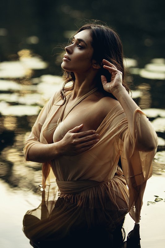 портрет, девушка, вода, закат Золотой закатphoto preview