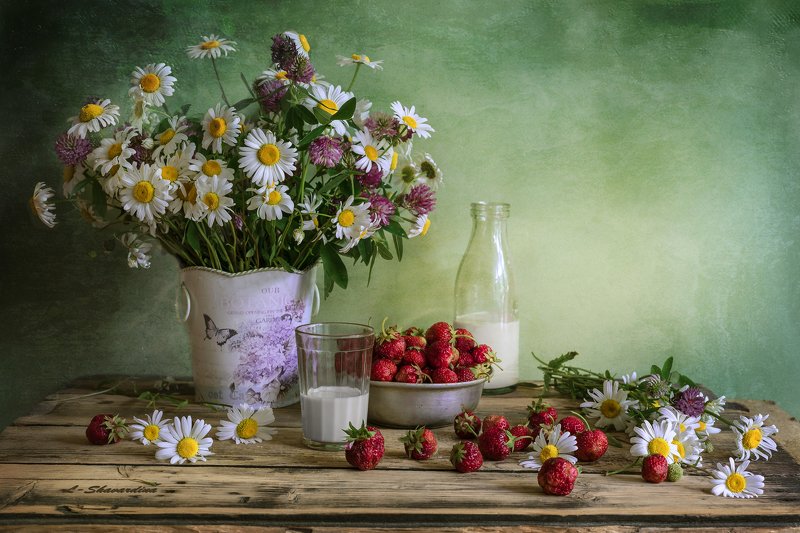 Клубника с молокомphoto preview