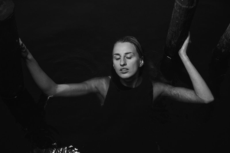girl,water,black and white,lake,female,dark,beauty Deep and darkphoto preview