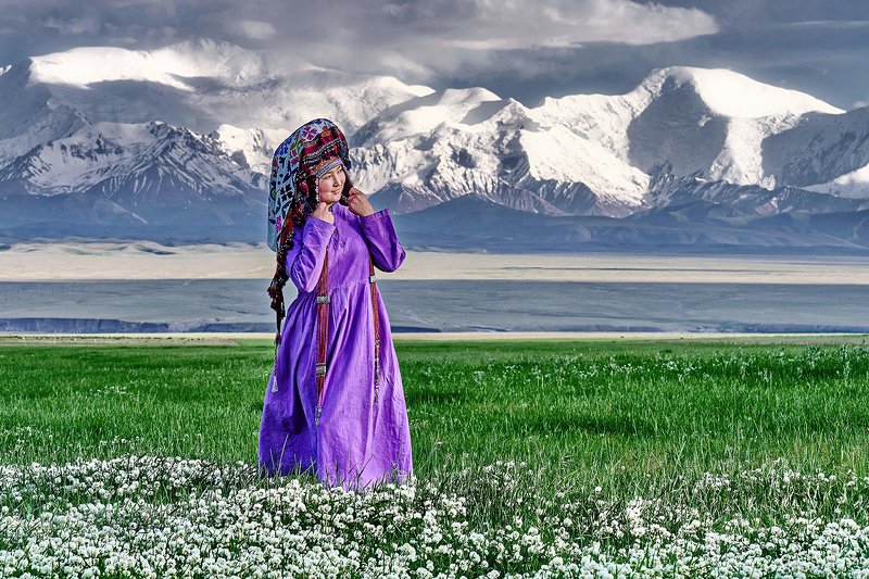 пик лениа, алай, киргизия, кыргызстан, lenin peak, kyrgyzstan, Алайская девушка на фоне Пика Ленинаphoto preview